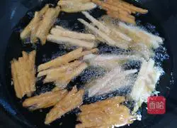 Illustration of how to make fried sweet potato and star anise 4