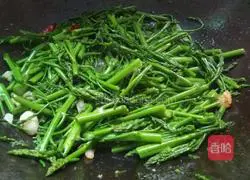 Illustration of how to make garlic asparagus flowers 8