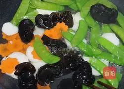 Illustration of how to make fried snow peas and vegetables 3