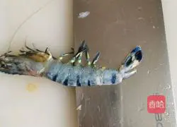 Illustration of how to make steamed garlic black tiger shrimp 3