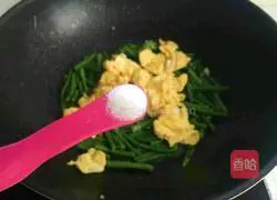 Illustration of how to make scrambled cowpeas and eggs 7