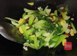 Illustration of how to stir-fry corn shoots and sea greens 9