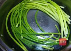 Illustration of how to tear garlic sprouts by hand 5