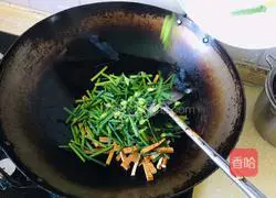 Illustration of how to stir-fry dried tofu with chives and moss 2