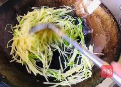 Illustration of how to make green pepper and potato shreds 9