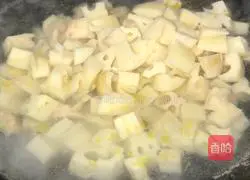 Illustration of how to make fried lotus root with sour bamboo shoots 4