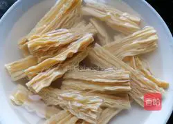 Illustration of how to make celery mixed with yuba 3