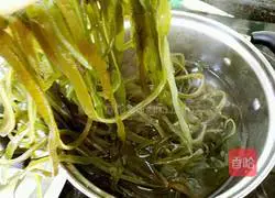 Illustration of how to make cold kelp shreds 2