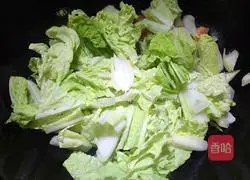 Illustration of how to make fried cabbage with fungus 10