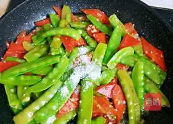 Illustration of how to make garlic snow peas 12