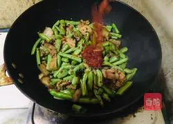 Illustration of how to make steamed braised noodles 11