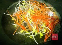 Illustration of how to mix soybean sprouts with vermicelli 4