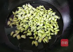  Illustration of how to make stir-fried loofah with edamame 4