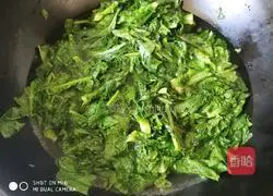 Illustration of how to make stir-fried lettuce leaves 3