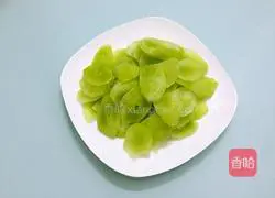 Illustration of how to make stir-fried lettuce slices 2