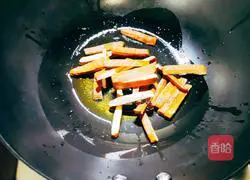 Illustration of how to stir-fry green garlic leaves with dried fragrant seeds 4