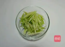 Illustration of how to make flavored yuba and celery stew 3