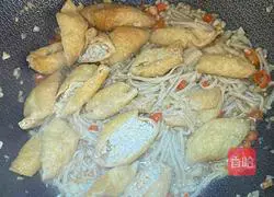 Illustration of how to make fried tofu and enoki mushrooms in pot 6