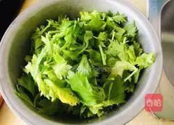 Illustration of how to steam celery leaves 2