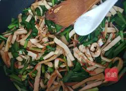 Illustration of how to make stir-fried dried tofu with leeks 10