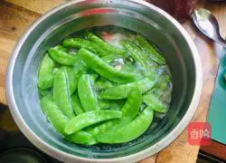 Illustration of how to make fried snow peas 3