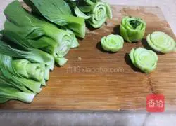 Illustration of how to make stir-fried Shanghai greens 1