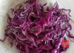Illustration of how to make fried purple cabbage 2