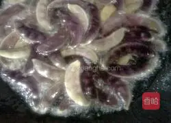 Illustration of how to make fried lentils with oil residue 3