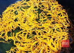 Illustration of how to make cold spinach and cordyceps mushrooms 1