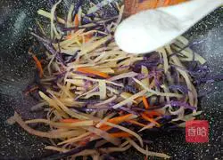 Illustration of how to make two-color shredded potatoes 8