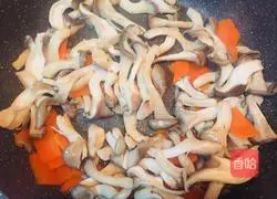 Illustration of how to stir-fry mushrooms with green pepper 4