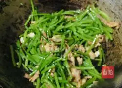 Illustration of how to make fried sweet potato stalks with oily meat 6