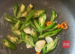 Illustration of how to stir-fry sweet potato stems with green pepper 4