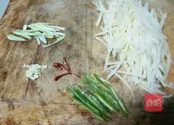 Illustration of how to make shredded potatoes 2