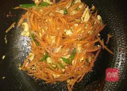 Illustration of how to make scrambled eggs with shredded carrots 9