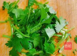 Illustration of how to make cold lotus root slices 2