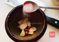 Illustration of how to make garlic plum beans 6