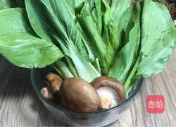 Illustration of how to make fried Chinese cabbage with mushrooms 1