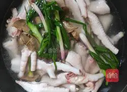 Illustration of how to make salt-baked chicken feet 3