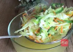 Illustration of how to make spicy and sour shredded cabbage 10
