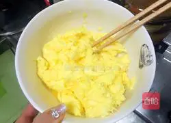 Illustration of how to make tomato scrambled eggs 3