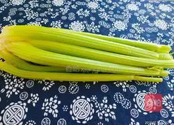 Illustration of how to make celery lily 2