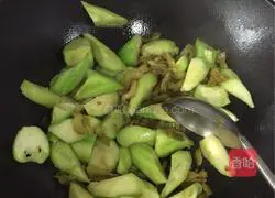 Illustration of how to stir-fry luffa and pickled mustard 5