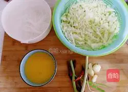 Illustration of how to make cabbage vermicelli 1