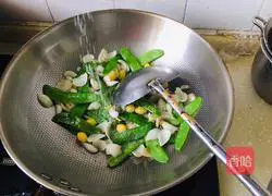 Illustration of how to make fried snow peas with lilies and ginkgo almonds 6