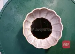 Illustration of how to make hand-shredded cabbage 4