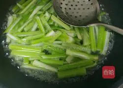 Illustration of how to make authentic Northeastern specialty fast-hand vegetable celery fried rice noodles 5