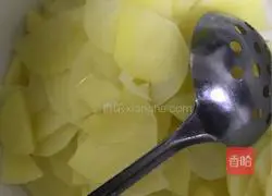 Illustration of how to make fried potato slices with green pepper 4