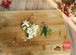 Illustration of how to stir-fry mushrooms with lettuce 3