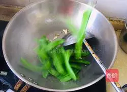 Illustration of how to make fried snow peas 5
